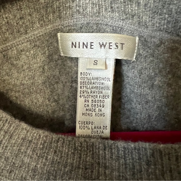 **SOLD** Nine West Flower Patch Gray Wool Embroidered Sweater - Picture 11 of 12